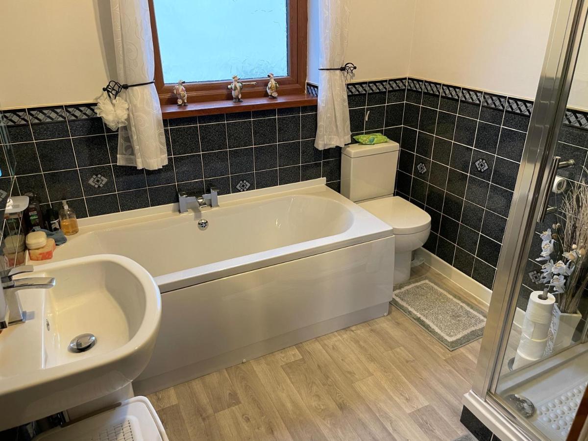 Dyffryn Taf - Spacious 3 Bedroom Bungalow Close To Amenities Сент-Кліарз Екстер'єр фото